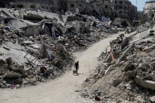 Palestínčan kráča medzi troskami poškodených budov, ktoré boli zničené počas izraelskej vojenskej ofenzívy v severnom Pásme Gazy. FOTO: Reuters