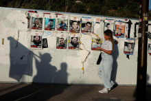 Plagáty zobrazujúce rukojemníkov unesených pri útoku Hamasu na Izrael. FOTO: Reuters