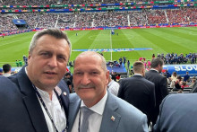 Andrej Danko (vľavo) počas zápasu v nemeckom Frankfurte. Šéf národniarov situáciu zatiaľ nekomentoval. FOTO: FB/Andrej Danko - predseda SNS