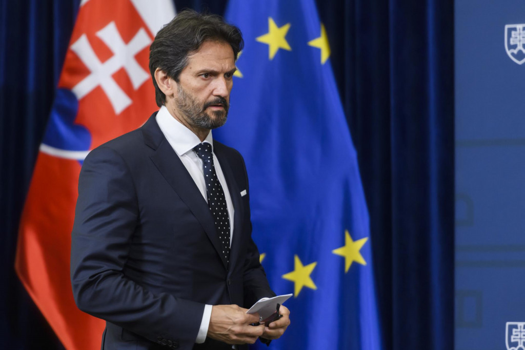 Na sn&iacute;mke vicepremi&eacute;r a minister obrany SR Robert Kaliň&aacute;k (Smer-SD) prich&aacute;dza na tlačov&uacute; konferenciu po 38. zasadnut&iacute; vl&aacute;dy SR v Bratislave 12. j&uacute;na 2024. FOTO TASR - Jaroslav Nov&aacute;k *** Local Caption *** pr&iacute;chod
MO
TK FOTO: Jaroslav Nov&aacute;k