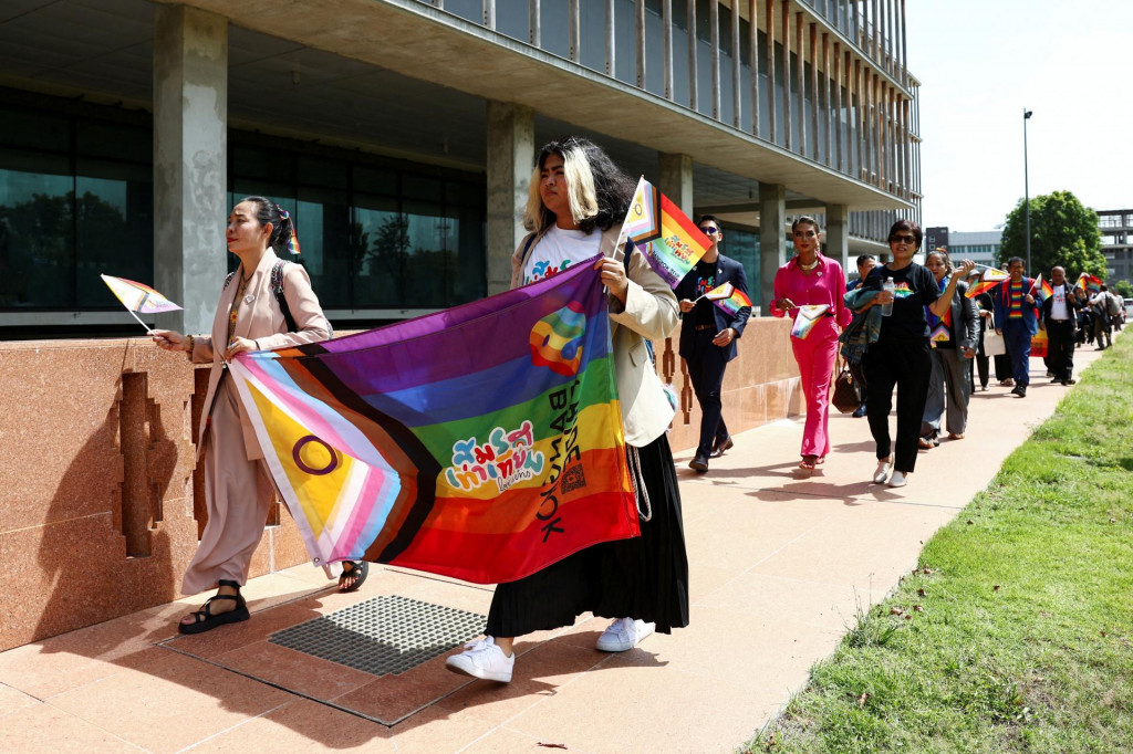 Členovia komunity LGBTQ+ prichádzajú pred schválením zákona o manželskej rovnosti v druhom a treťom čítaní thajským Senátom. FOTO: Reuters