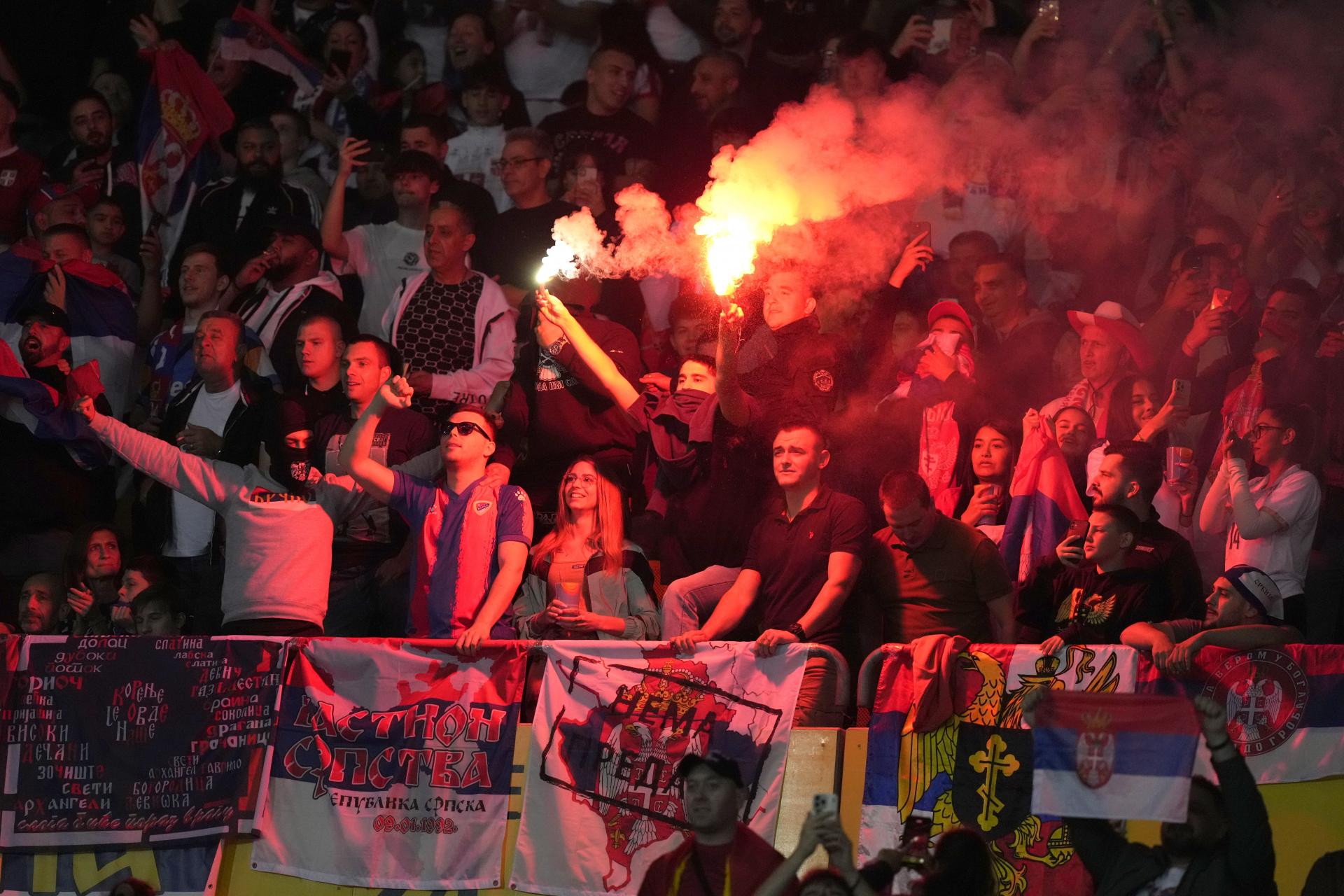UEFA potrestala Albánsko a Srbsko za nacionalistické bannery