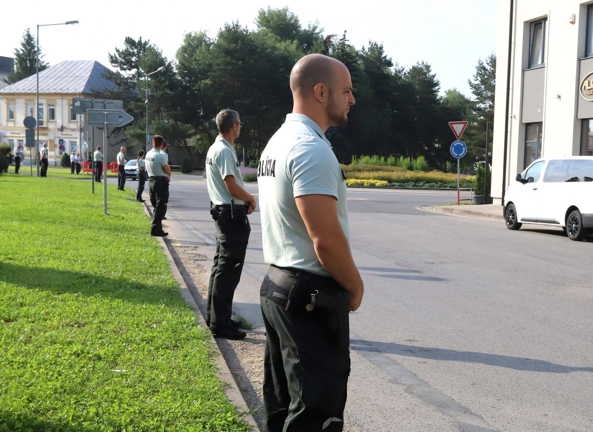 Vláda je na prvom výjazdovom rokovaní po atentáte na premiéra, okolie stráži polícia