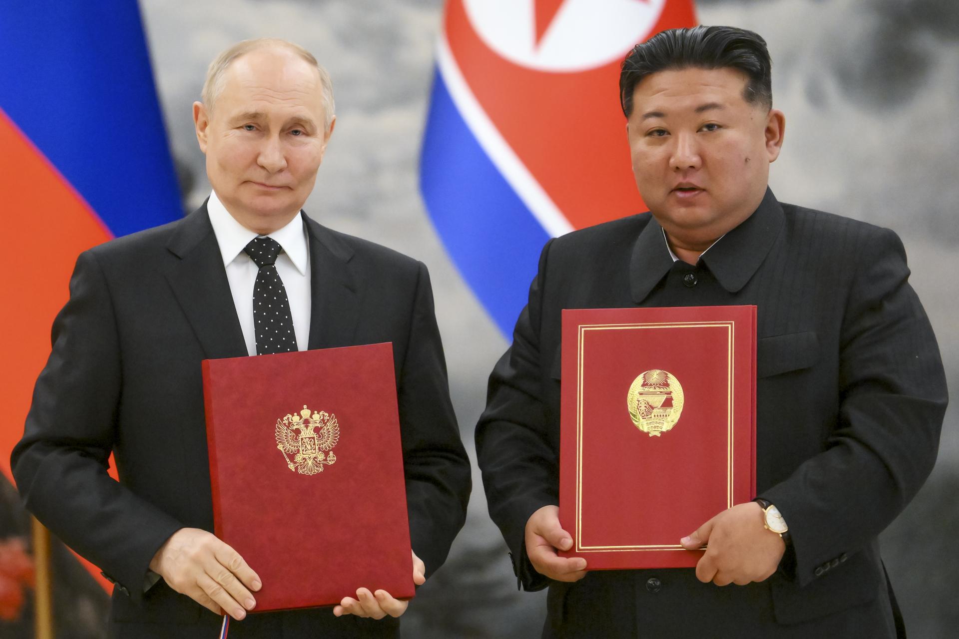 Kim dostal od Putina do daru limuzínu, dýku a čajový servis. Ruský prezident si nesie domov vlastné podobizne