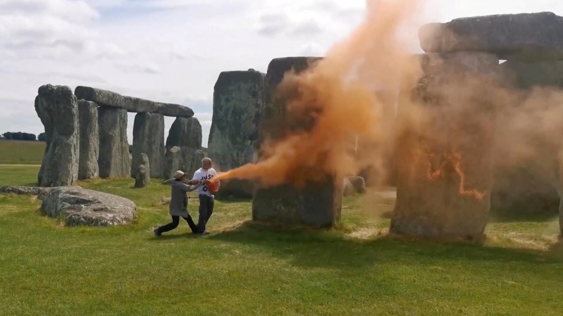 Aktivisti posprejovali prehistorickú pamiatku Stonehenge, polícia ich zatkla