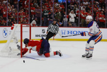 Útočník Floridy Panthers Matthew Tkachuk (s číslom 19) siaha po puku, ktorý vystrelil na prázdnu bránu útočník Edmontonu Oilers Connor McDavid (s číslom 97). FOTO: Reuters