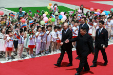 Ruský prezident Vladimir Putin a severokórejský vodca Kim Čong-un počas uvítacieho ceremoniálu. FOTO: Reuters