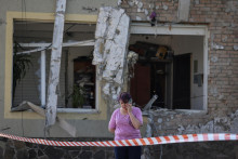 Obyvateľka ukrajinského Ľvova po útoku ruských dronov. FOTO: Reuters