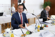 Minister práce, sociálnych vecí a rodiny Erik Tomáš v rokovacej sále Mestského kultúrneho strediska počas výjazdového rokovania vlády v Rimavskej Sobote. FOTO: TASR/Ján Krošlák