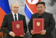 Vladimir Putin a Kim Čong-un po podpísaní dokumentov. FOTO: Reuters