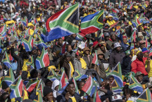Obyvatelia Juhoafrickej republiky oslavujú inauguráciu staronového prezidenta Cyrila Ramaphosa v meste Tshwane. FOTO: TASR/AP