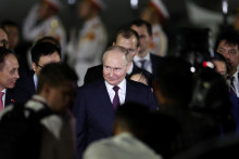 Ruský prezident Vladimir Putin pricestoval na medzinárodné letisko Noi Bai vo Vietname. FOTO: Reuters