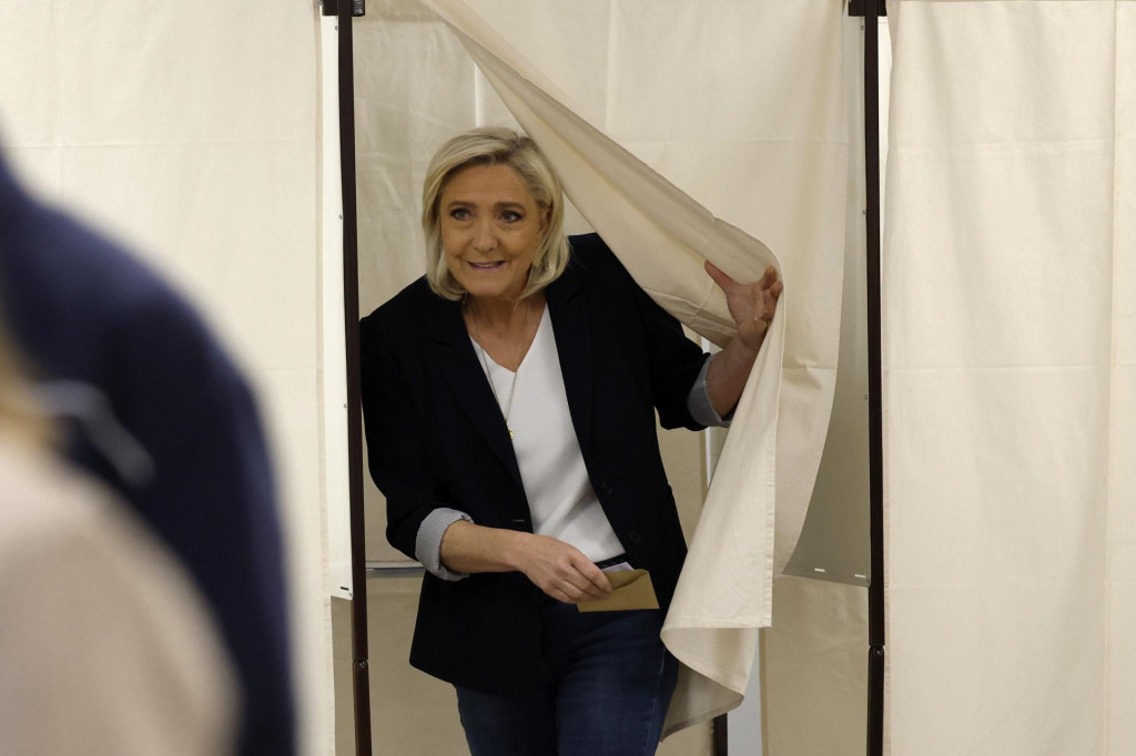 Národné zhromaždenie Marine Le Penovej vedie síce v prieskumoch verejnej mienky, ale zdá sa, že nedosiahne úplnú väčšinu. FOTO: TASR/AP