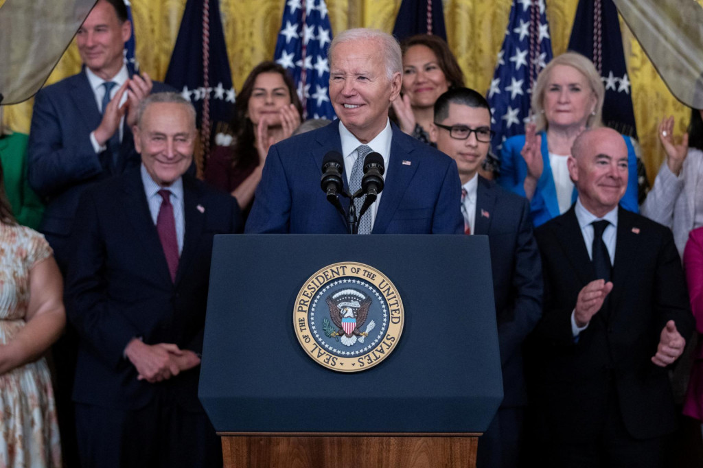 Americký prezident Joe Biden oznamuje výkonný akt na poskytnutie pomoci pri imigrácii manželom a manželkám občanov USA, ktorá sa zhoduje s 12. výročím programu odloženej akcie pre príchody detí (DACA) v Bielom dome vo Washingtone. FOTO: REUTERS