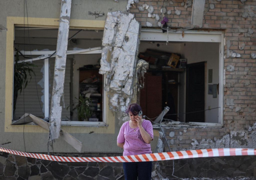 Obyvateľka ukrajinského Ľvova po útoku ruských dronov. FOTO: Reuters