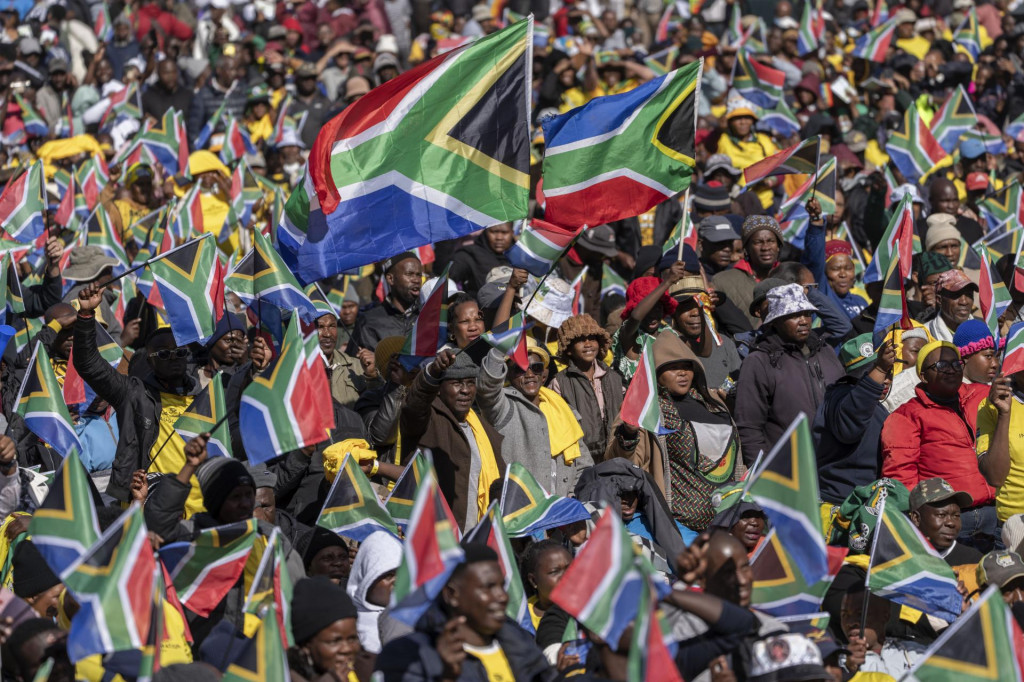 Obyvatelia Juhoafrickej republiky oslavujú inauguráciu staronového prezidenta Cyrila Ramaphosa v meste Tshwane. FOTO: TASR/AP