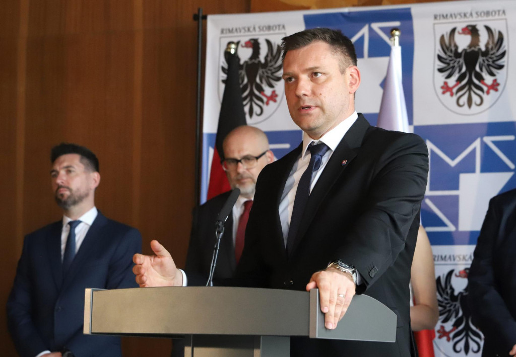 Na sn&iacute;mke vpravo minister životn&eacute;ho prostredia Tom&aacute;&scaron; Taraba počas tlačovej konferencie v rokovacej s&aacute;le Mestsk&eacute;ho kult&uacute;rneho strediska po v&yacute;jazdovom rokovan&iacute; vl&aacute;dy v Rimavskej Sobote. FOTO: TASR/J&aacute;n Kro&scaron;l&aacute;k