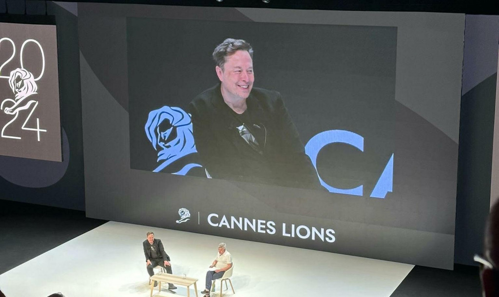 Elon Musk v Cannes hovoril o vzťahu s inzerentmi aj o budúcnosti žurnalistiky.