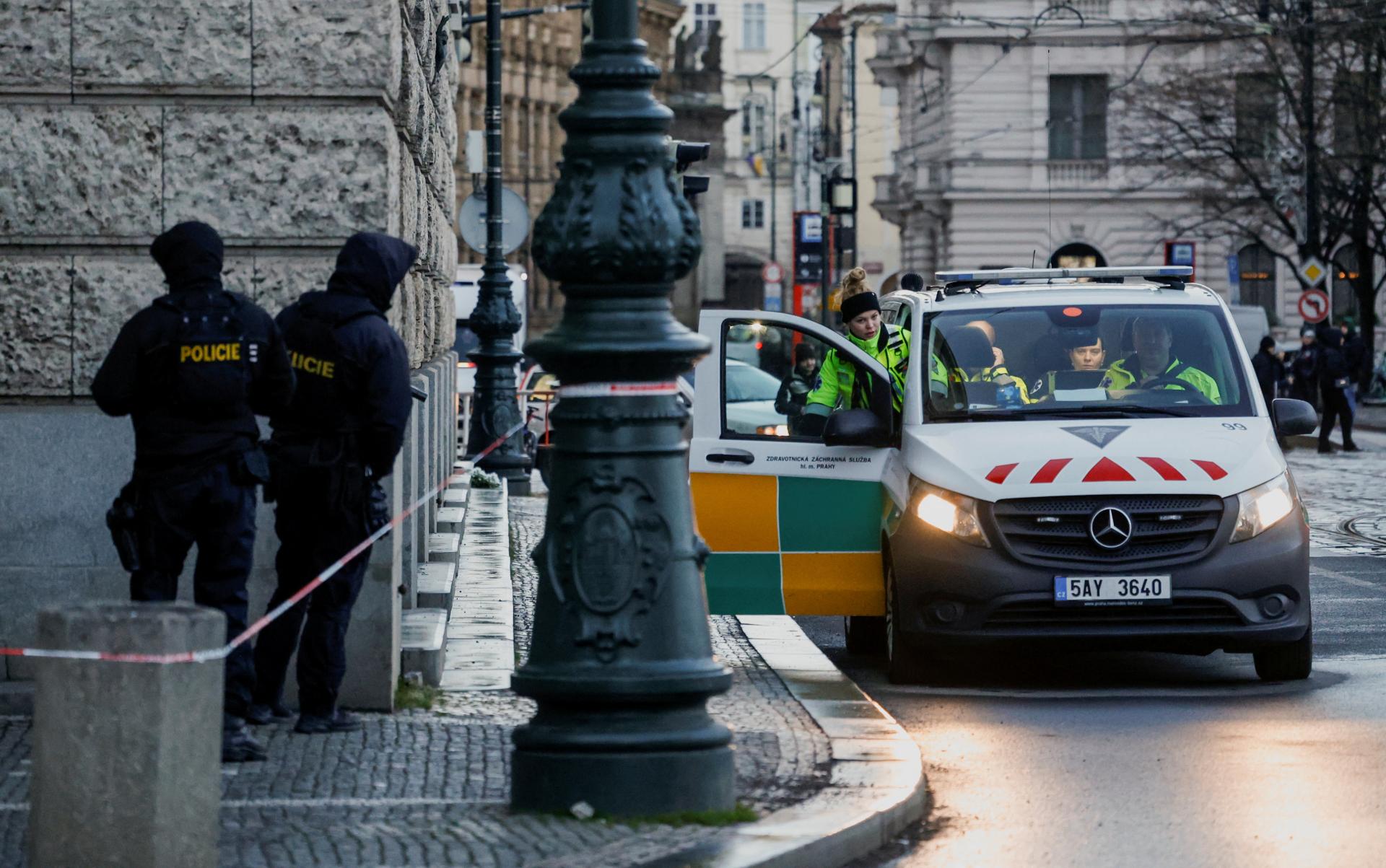 Vrah z pražskej univerzity sa s políciou tesne minul, o jeho zámeroch však nevedela