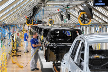 Výrobná linka pre automobily Golf VIII a Tiguan v centrále Volkswagenu v nemeckom Wolfsburgu. FOTO: Reuters