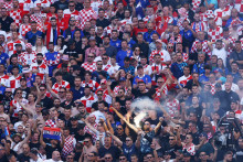 Chorvátski fanúšikovia počas zápasu s Albánskom. FOTO: Reuters