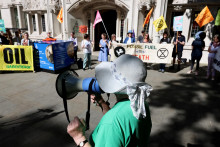 Klimatickí aktivisti čakajú na rozhodnutie o tom, či stavebné povolenie udelené na ropné vrty v južnom Anglicku bolo zákonné, pred Najvyšším súdom v Londýne. FOTO: Reuters