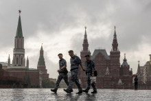 Ilustračná fotografia. Ruskí policajti kráčajú po Červenom námestí v Moskve. FOTO: Reuters