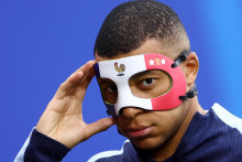 Kapitán francúzskeho tímu využíva ochrannú masku. FOTO: Reuters