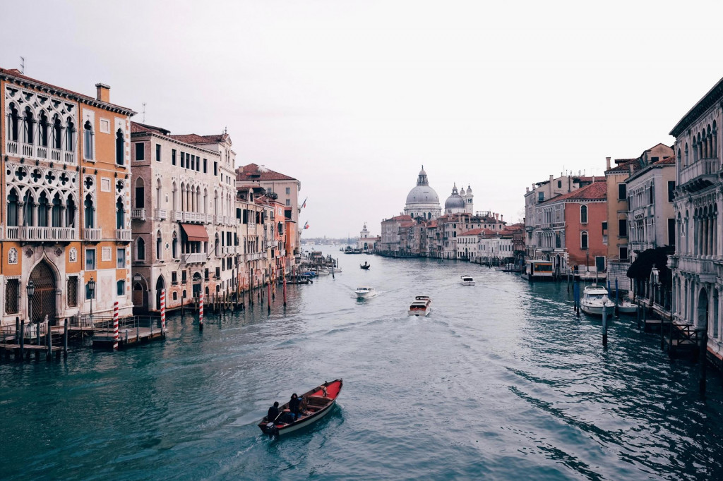 Benátky museli pre veľký záujem začať obmedzovať turizmus. FOTO: Unsplash