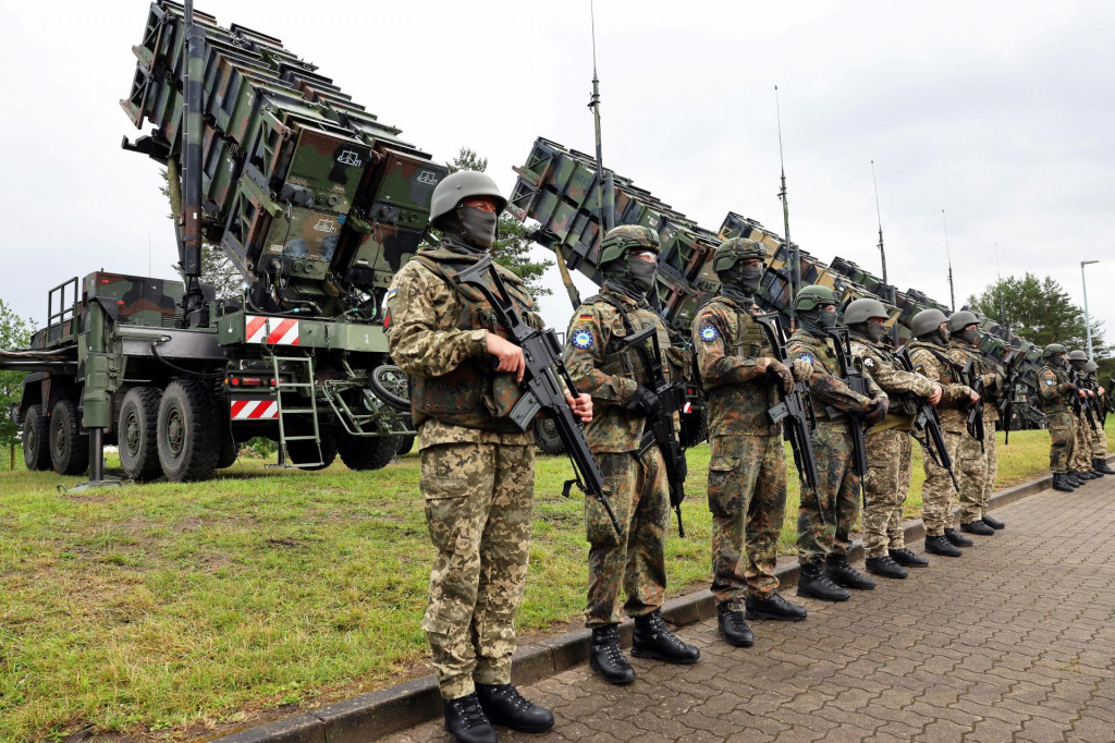 Vojaci počas návštevy ukrajinského prezidenta Volodymyra Zelenského vo vojenskom výcvikovom priestore, kde sa koná výcvik spojený s obsluhou raketového systému Patriot. FOTO: Reuters
