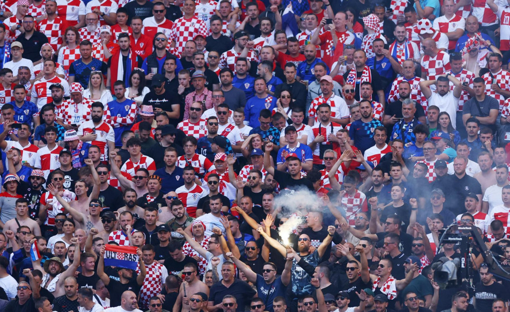 Chorvátski fanúšikovia počas zápasu s Albánskom. FOTO: Reuters