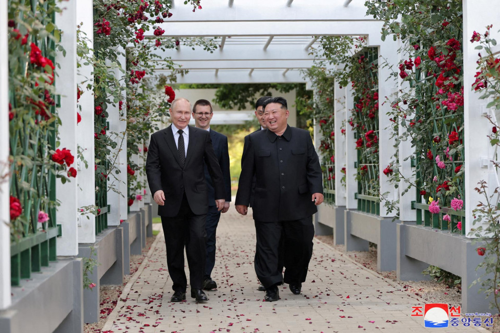 Ruský prezident Vladimir Putin a severokórejský líder Kim Čong-un. FOTO: REUTERS/KCNA