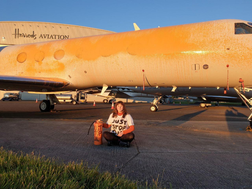 Aktivisti zo skupiny Just Stop Oil posprejovali súktomné lietadlá na letisku Stansted. FOTO: Reuters/Just Stop Oil