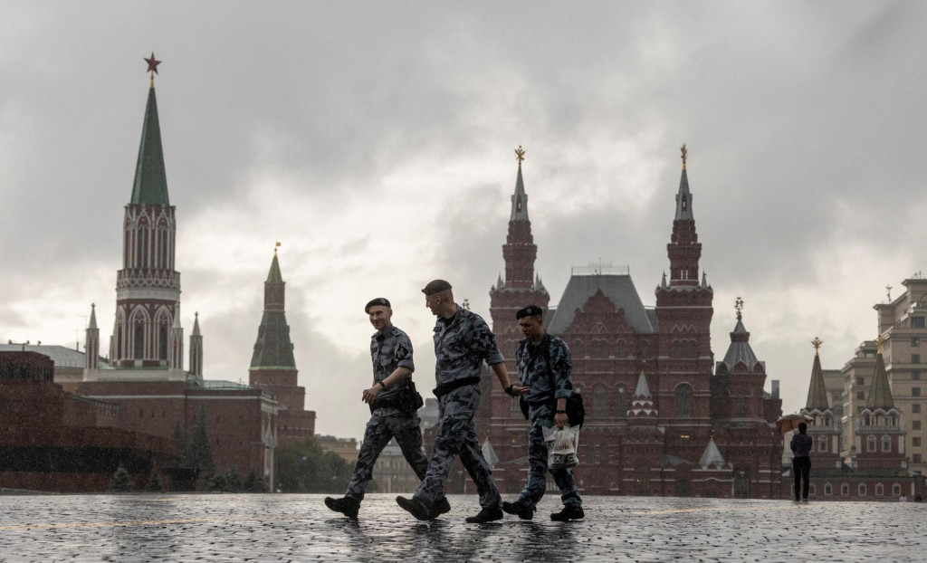 Ilustračná fotografia. Ruskí policajti kráčajú po Červenom námestí v Moskve. FOTO: Reuters