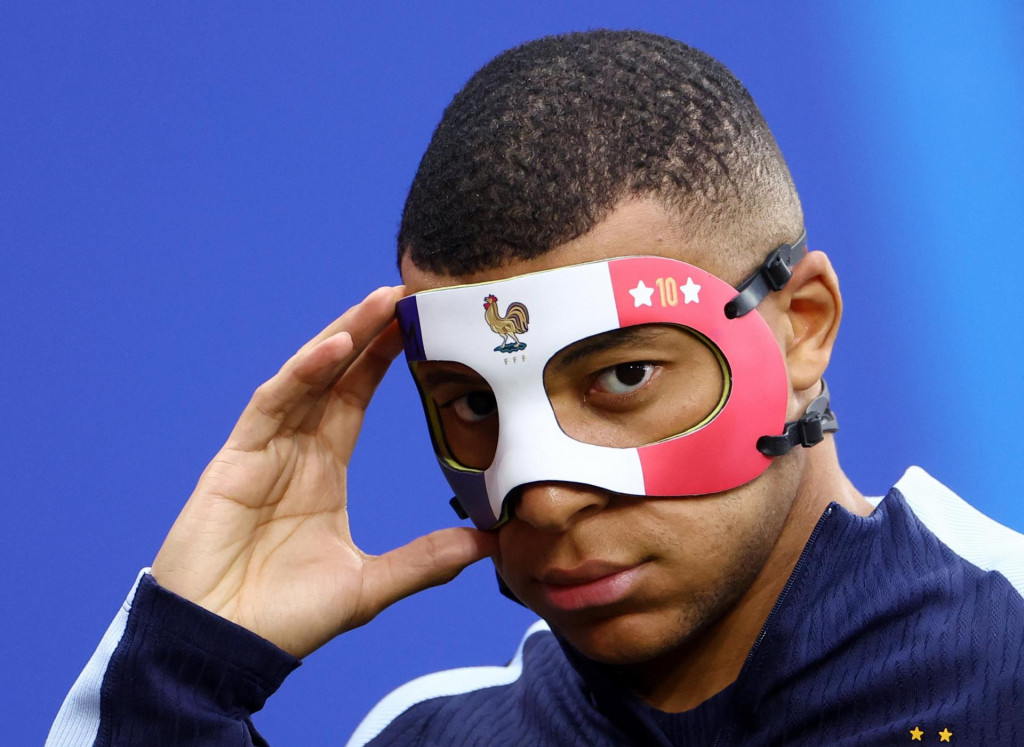 Kapitán francúzskeho tímu využíva ochrannú masku. FOTO: Reuters