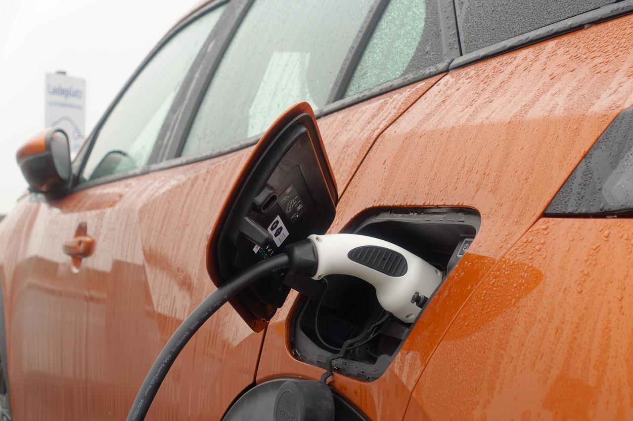 Očakávaný koniec benzínových áut má svoju prvú obeť. „Kov budúcnosti“ kosí elektromobilita