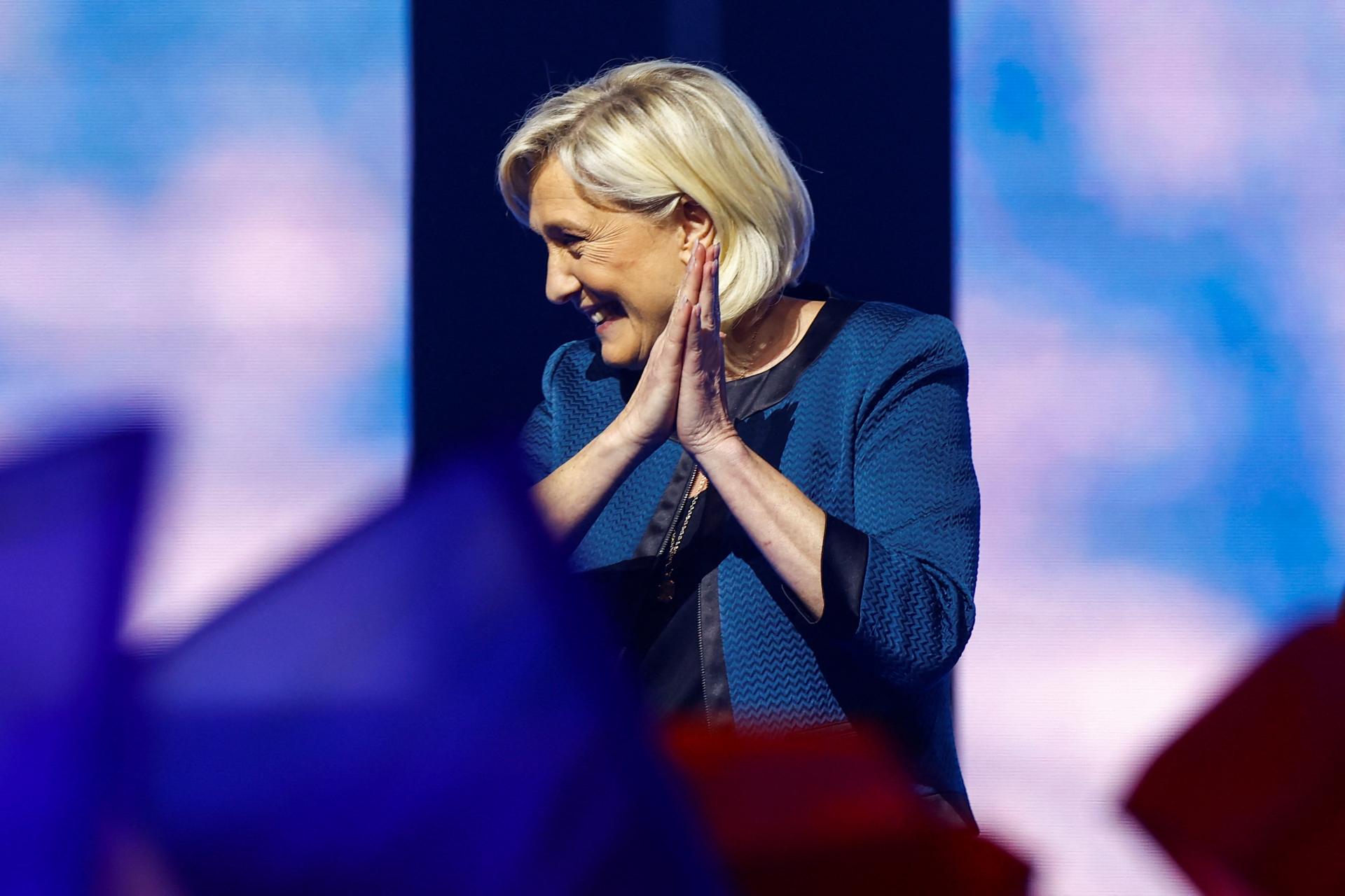 Národné združenie Le Penovej vedie v troch predvolebných prieskumoch