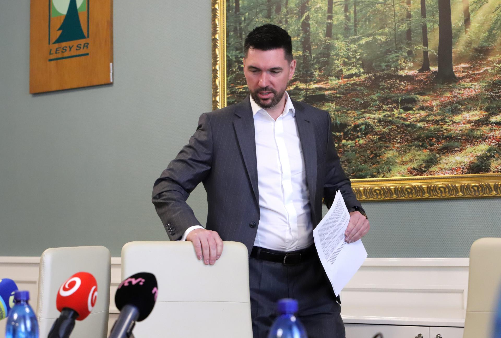Postup uzatvárania zmlúv medzi štátnymi lesmi a dodávateľmi bol zákonný, tvrdí minister Takáč
