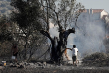 Lesný požiar v Kitsi neďaleko gréckeho mesta Koropi. FOTO: Reuters