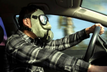 Podľa štúdie University of California v Riverside môže koncentrácia benzénu a formaldehydu prekročiť bezpečnú hranicu, stanovenú úradmi, už po 20 minútach strávených v aute.