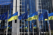 Flags of European Union and Ukraine flutter outside EU Parliament building, in Brussels, Belgium, February 28, 2022. REUTERS/Yves Herman FOTO: Yves Herman