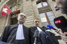 Právnici obvinených Nicolas Jeandin (vľavo) a Robert Assael (vpravo) opúšťajú budovu súdu po prestávke v čítaní rozsudku počas procesu proti členom miliardárskej rodiny Hinduja v Ženeve vo Švajčiarsku. FOTO: TASR/AP