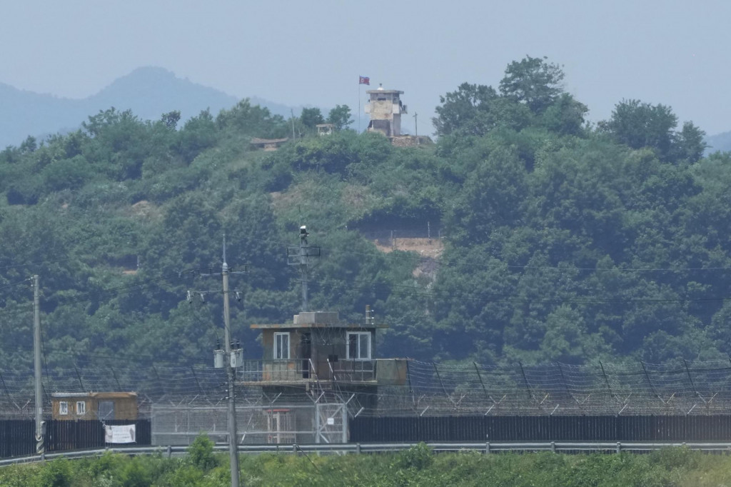 Severokórejské vojenské strážne stanovište a dole juhokórejské stanovište z Padžu v Južnej Kórei neďaleko hraníc so Severnou Kóreou. FOTO: TASR/AP