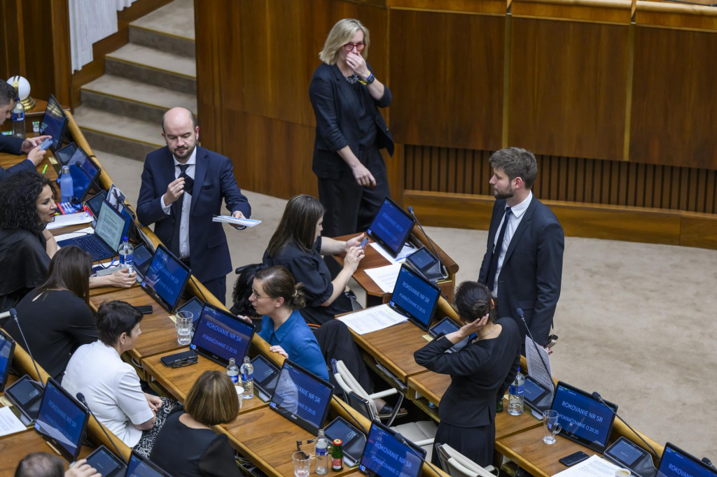 Na snímke podpredseda Národnej rady (NR) SR Michal Šimečka (PS) a opoziční poslanci a poslankyne z Progesívneho Slovenska. FOTO: TASR/Jaroslav Novák