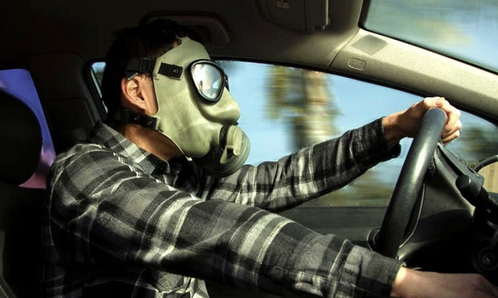 Podľa &scaron;t&uacute;die University of California v Riverside m&ocirc;že koncentr&aacute;cia benz&eacute;nu a formaldehydu prekročiť bezpečn&uacute; hranicu, stanoven&uacute; &uacute;radmi, už po 20 min&uacute;tach str&aacute;ven&yacute;ch v aute.