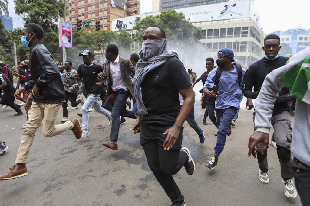Demonštranti utekajú pred policajtmi počas protestu proti navrhovanému zákonu na zvýšenie daní, ktorý má byť predložený do parlamentu v Nairobi. FOTO: TASR/AP
