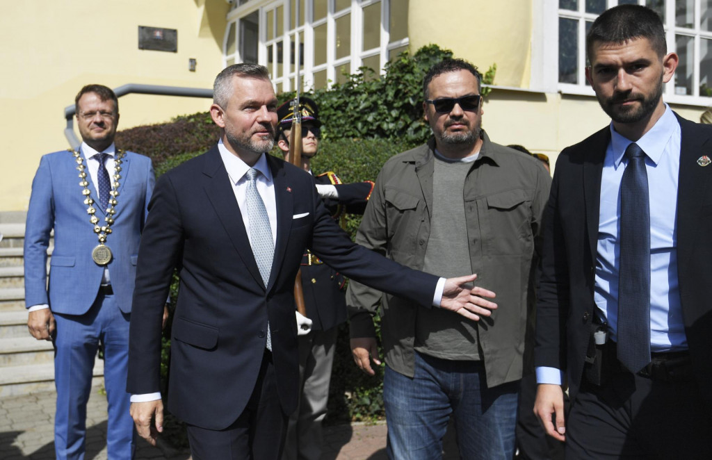 Na snímke druhý zľava prezident SR Peter Pellegrini počas návštevy regionálneho pracoviska Kancelárie prezidenta SR v Košiciach 21. júna 2024. FOTO: TASR/F. Iván