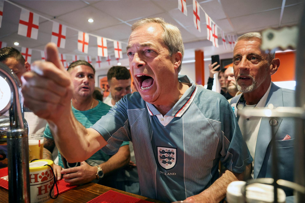 Nigel Farage počas sledovania futbalového zápasu Anglicka proti Dánsku na EURO 2024. FOTO: Reuters