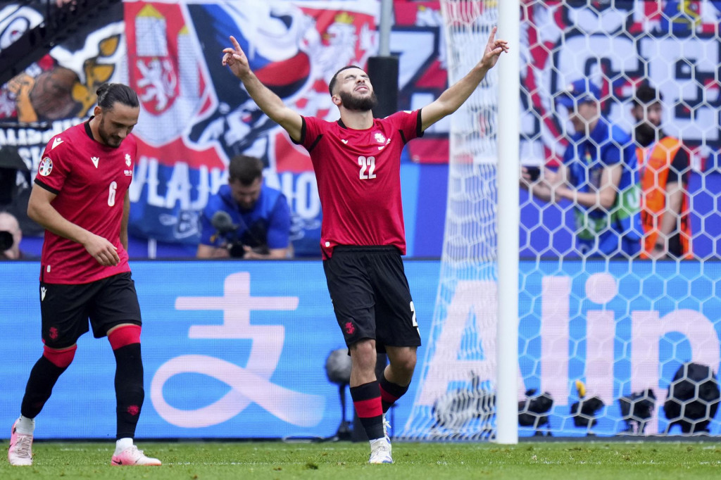 Vpravo hráč Gruzínska Georges Mikautadze oslavuje svoj úvodný gól z penalty v zápase proti Česku. FOTO: TASR/AP