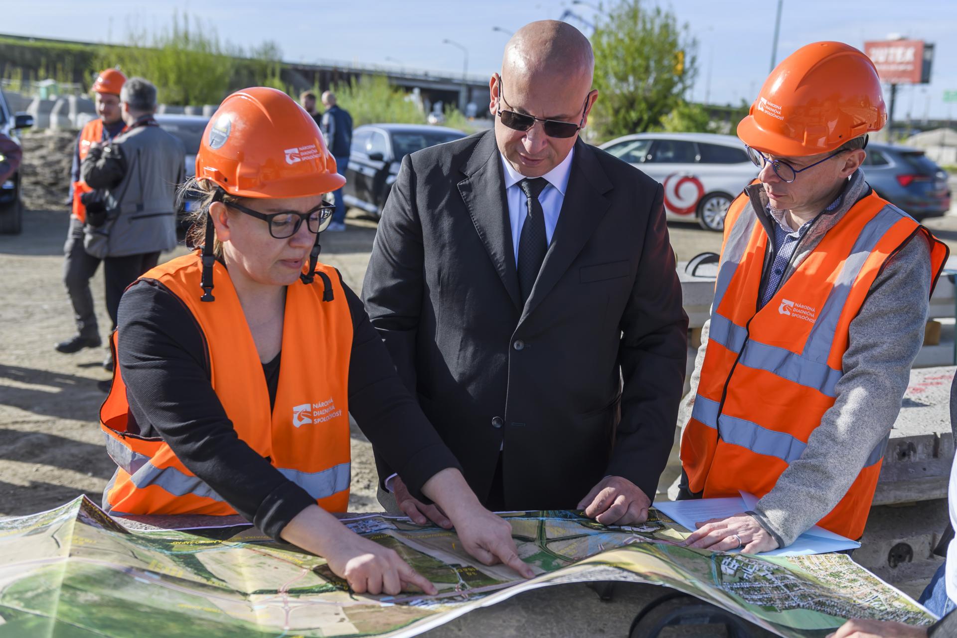 Baterkáreň otvára diaľničné plány. Štát prehodnotí južnú R7, v hre je aj obchvat a nová stanica